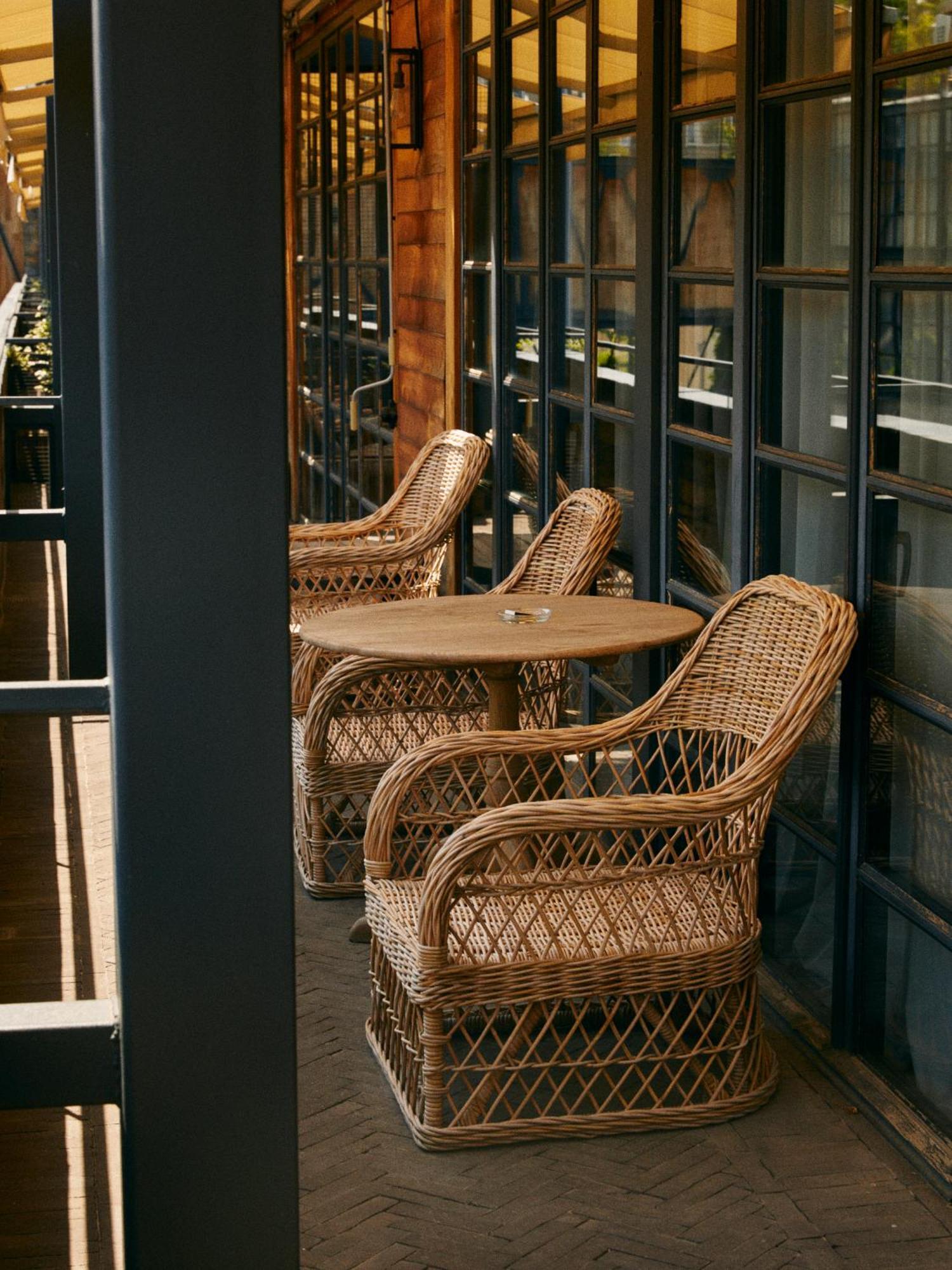 فندق رومز تبليسي المظهر الخارجي الصورة A rattan chair