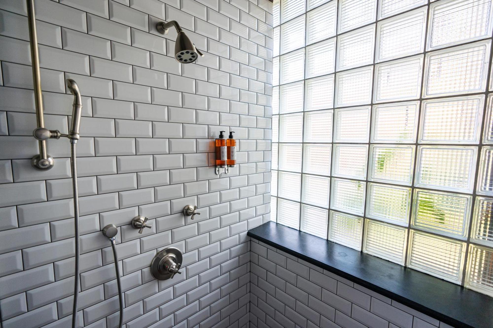 فندق رومز تبليسي المظهر الخارجي الصورة A shower with a fixed shower head and a handheld shower head